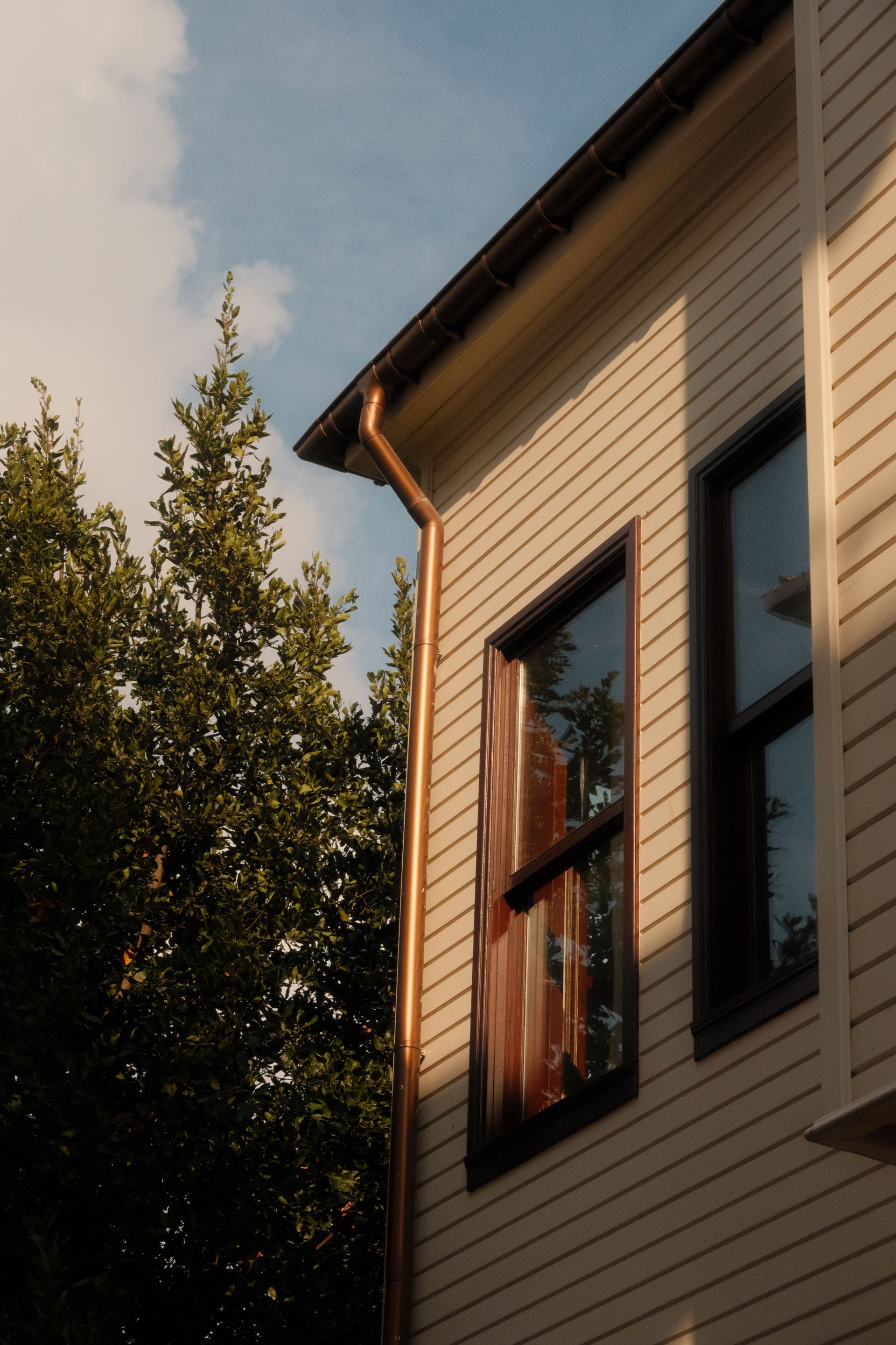 Warm light on a charming İstanbul house with autumn leaves and architectural details.